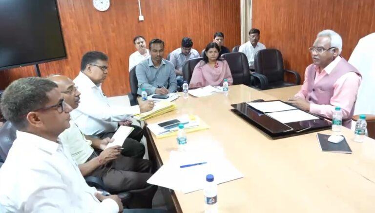 आयुष मंत्री मदन कौशिक की बैठक, विश्वविद्यालयों की व्यवस्था सुधारने पर जोर